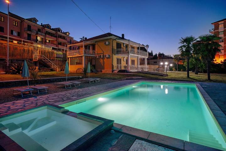 Appartamento intero, Casa Vacanze 'Il Gattino Di Porto Appartamento 4' con piscina condivisa, Wi-Fi e aria condizionata in Porto Maurizio, Imperia