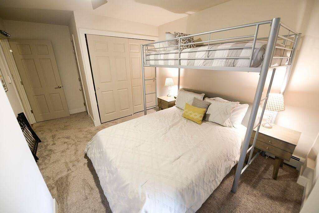 Ganze Wohnung, 100 Schritte zur Gondel! Neu renoviert - Herbst 2017! Neben dem Arrabelle. in Vail Ski Resort, Vail