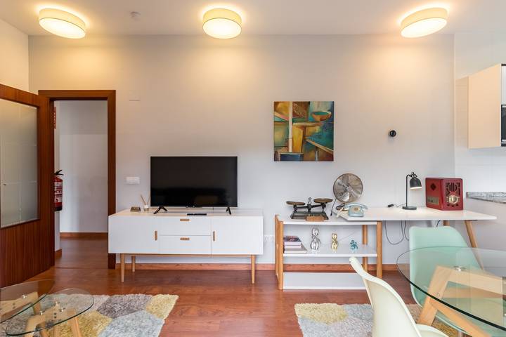 Apartamento entero, Apartamento 'Fabuloso' con vistas a la montaña, piscina compartida y Wi-Fi in Castañeda, Costa de Cantabria