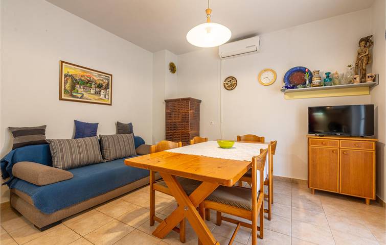Ganze Ferienwohnung, Gemütliche Unterkunft, 1,5 km vom Strand entfernt: WLAN, Klimaanlage, Parkplatz, Terrasse und Küche in Zadar Stadt, Zadar (Kommun)