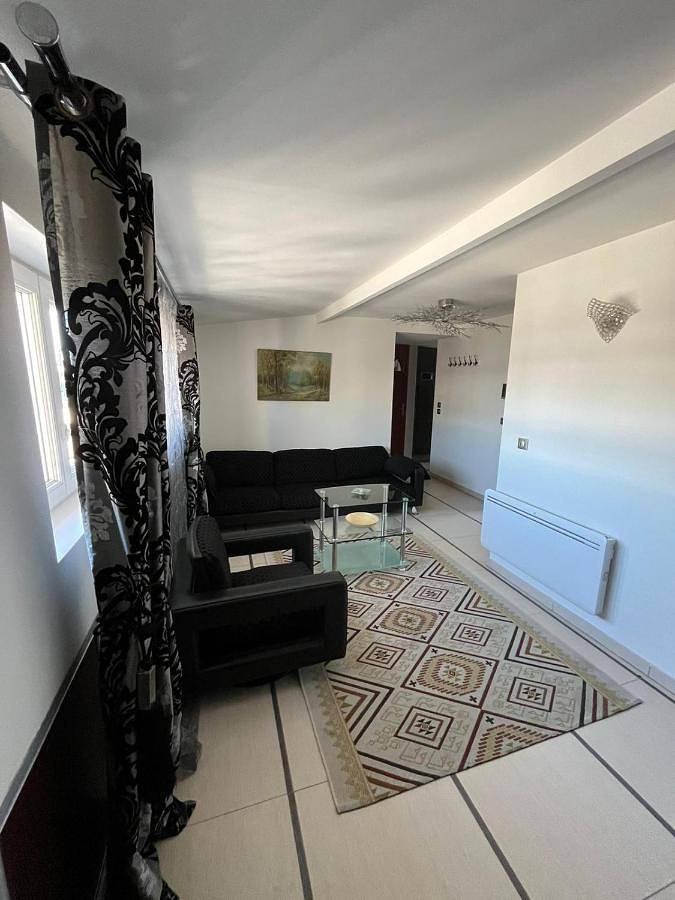Appartement entier, One-Bedroom Apartment in Villemomble, Seine-Saint-Denis