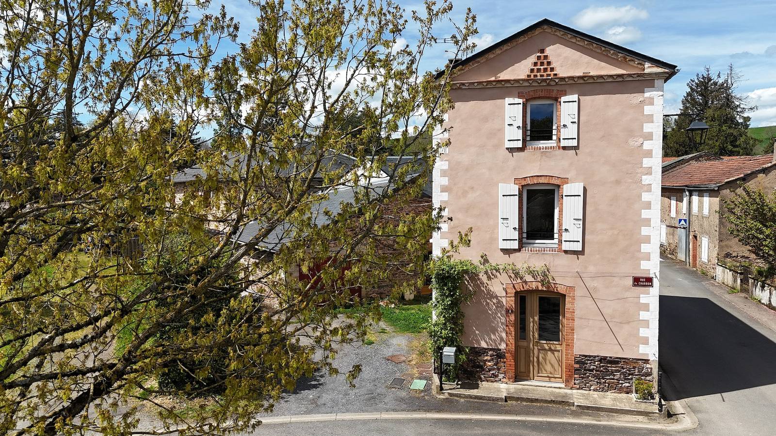 Maison de vacances « La Maison De Germaine » avec terrasse privée et climatisation in Rayssac, Région de Lacaune