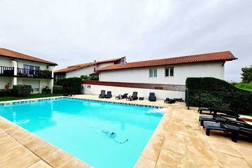 Gîte pour 2 personnes, avec piscine et jardin à Bidart