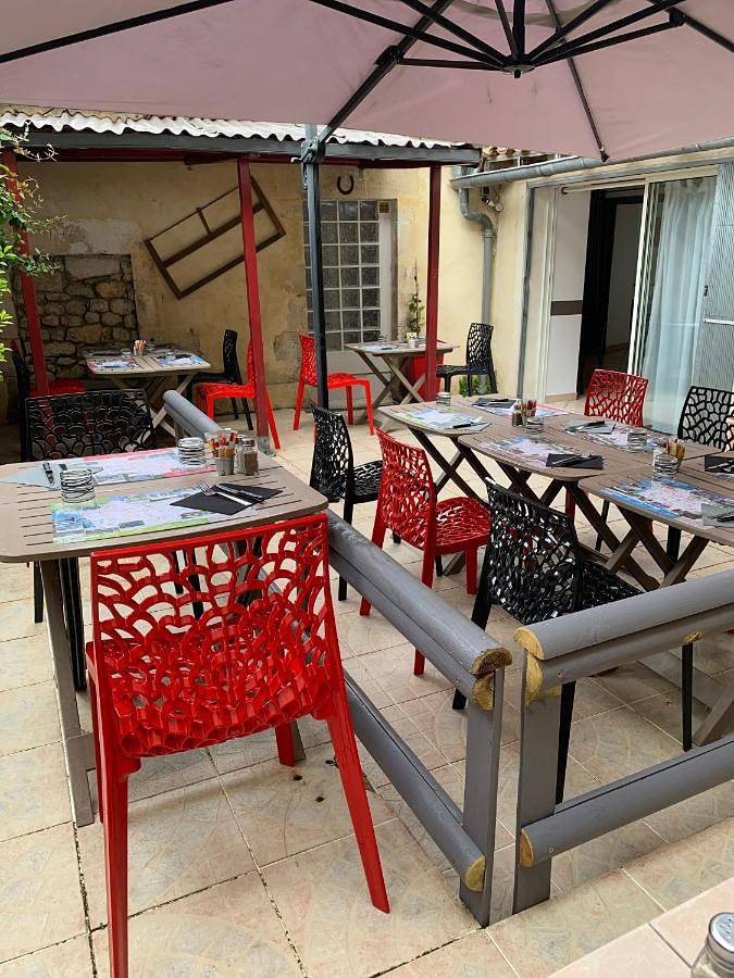 Hôtel pour 3 personnes, avec vue et jardin à Mirambeau - 2