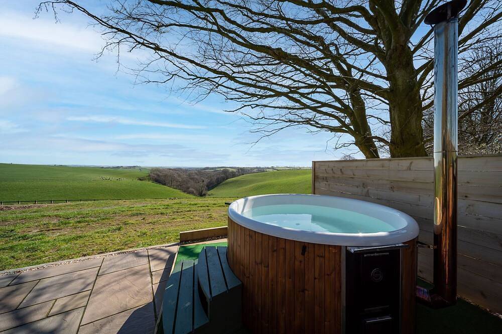 Charming quirky couple and dog friendly countryside bolt hole, with private hot tub and communal gam in Swimbridge, Devon