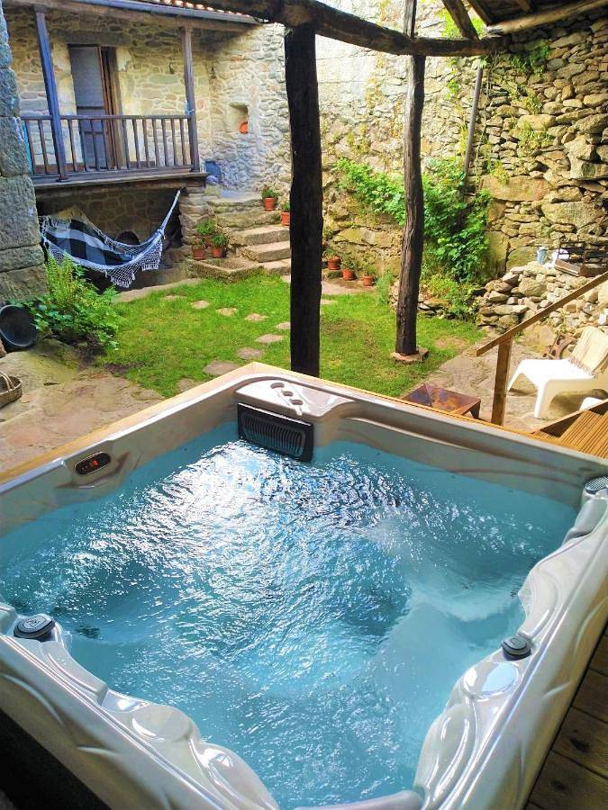 Gîte pour 7 personnes, avec Balcon et Jacuzzi ainsi que Terrasse et Jardin à Chaves