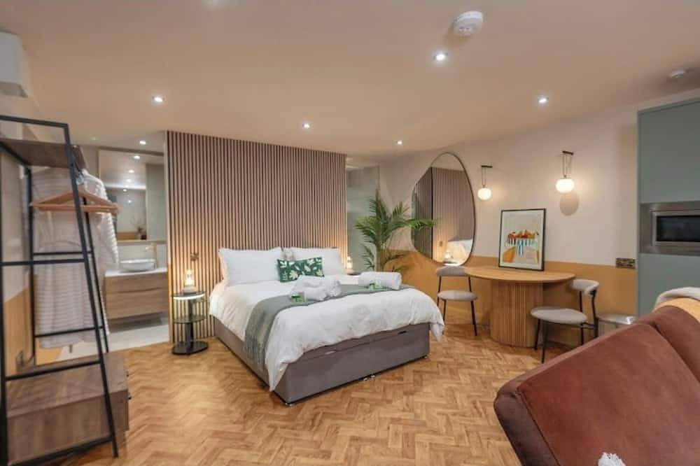 Fabulous Lodge located in a leafy suburb mins from Restaurants Cafes Pubs Shops in Heaton Mersey, Stockport