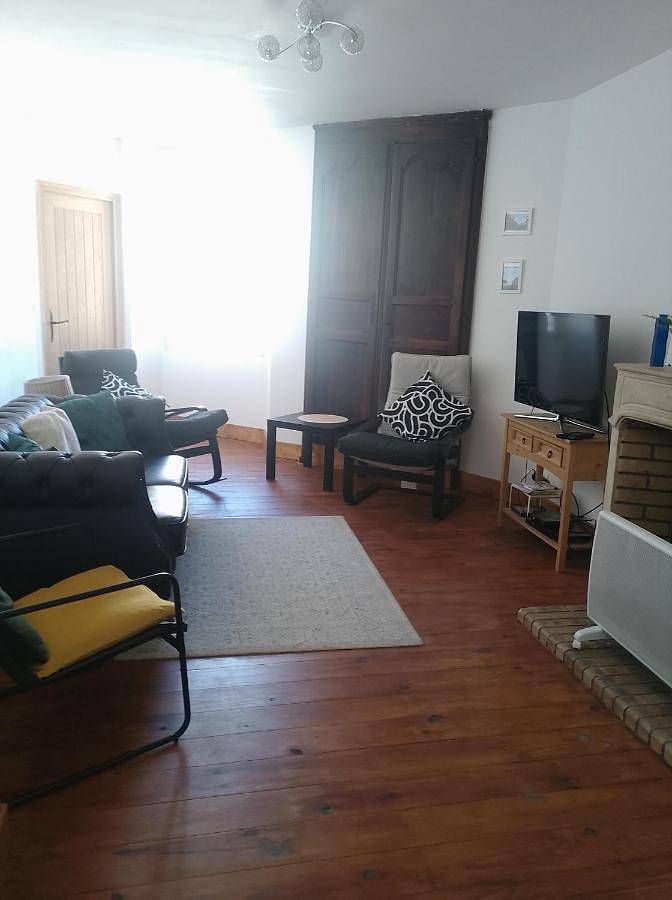 Appartement entier, Two-Bedroom Apartment in Ruffec, Charente