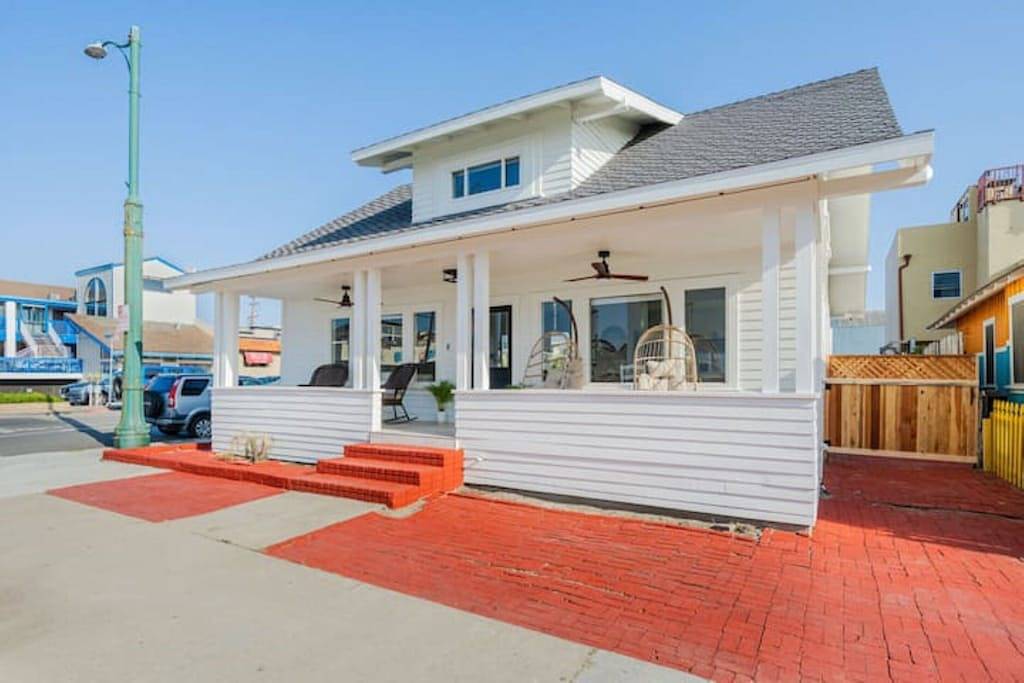 Luxury Beach Bungalow with Hot Tub - Steps to Sand and Pier in Hermosa Beach, Los Angeles County