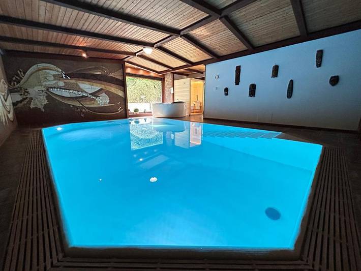 Ferienhaus für 4 Personen, mit Whirlpool und Terrasse sowie Garten und Pool in Leimbach