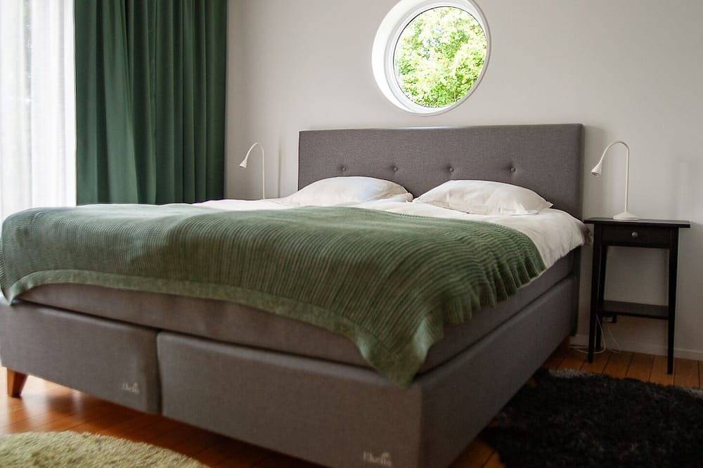 Grosses modernes Ferienhaus mitten im Wald und am See mit riesiger Terrasse in Emmaboda und Umgebung