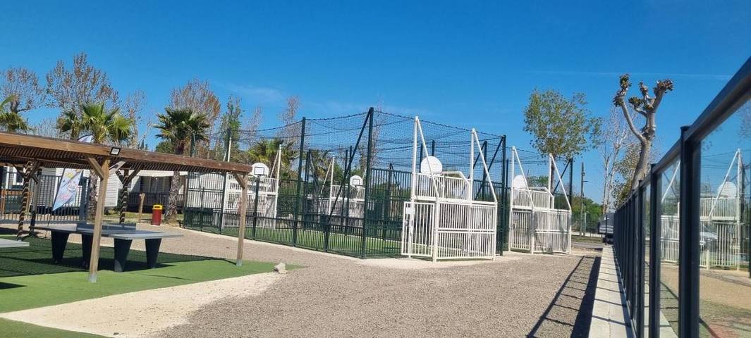 Camping pour 5 personnes, avec piscine et bassin pour enfant ainsi que terrasse et jacuzzi, animaux acceptés à Valras-Plage - 4