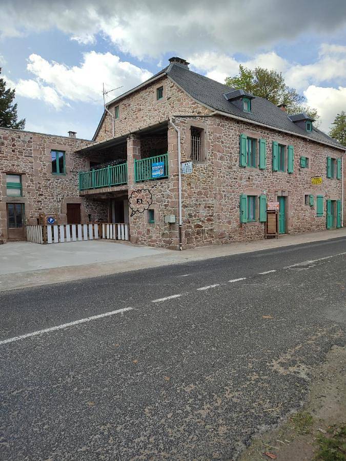 Gîte pour 5 personnes, avec terrasse à Montjaux