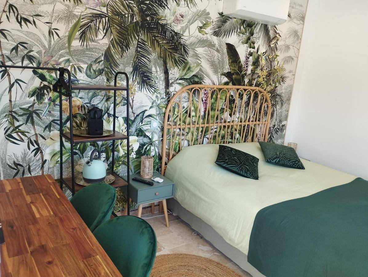 Chambre 2 pers Spa Piscine in Grospierres, Ardèche