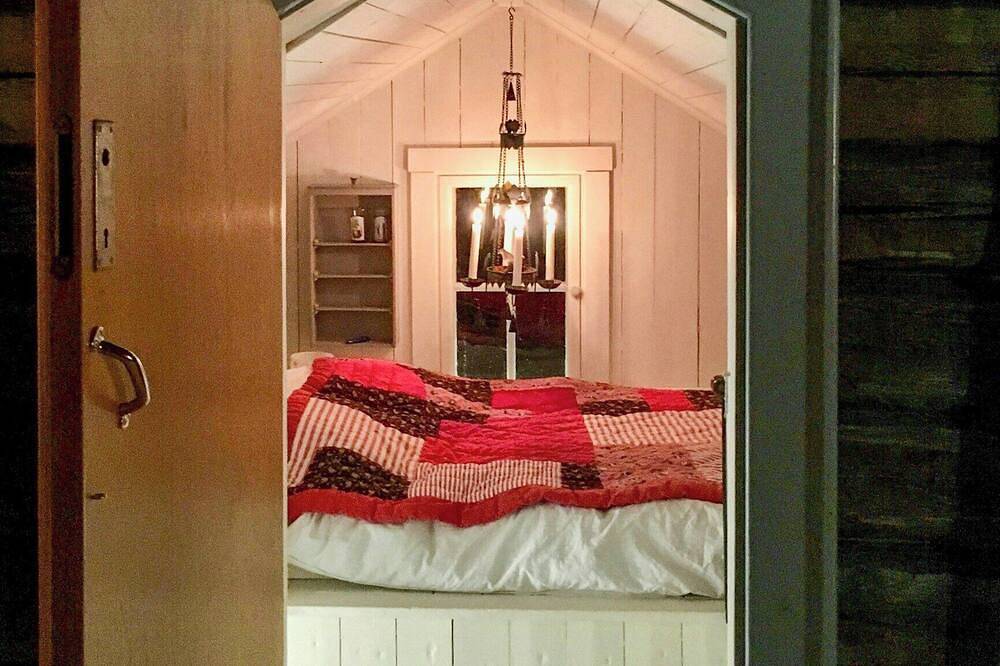 1700er-Holzhaus an einer Meeresbucht in der Nähe von Umeå in Umea, Västerbotten