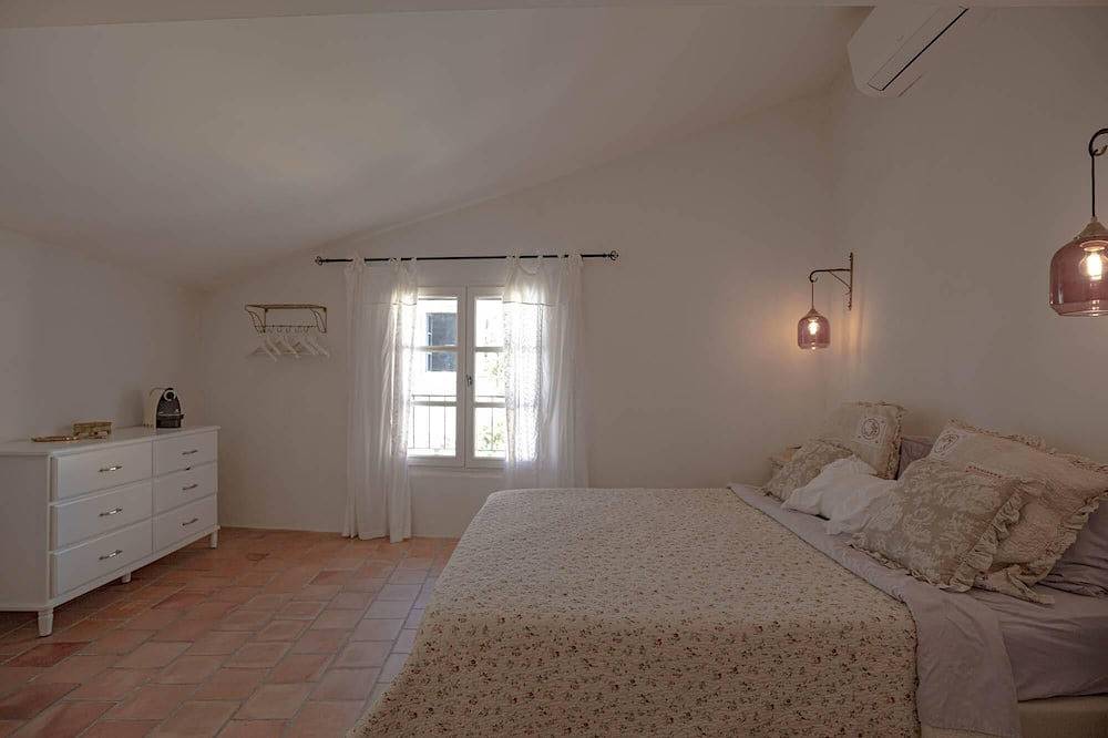 New Listing:  Enchanting home in center of Goult village.  Central A/C. in Goult, Parc naturel régional du Luberon