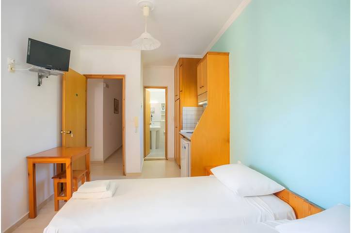Vacation rental for 2 people, with yard and balcony in Greek Islands