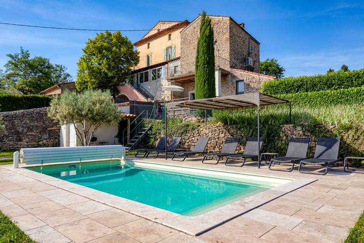 Casa de vacaciones 'Maison De Village' con piscina privada, Wi-Fi y aire acondicionado in La Tour-sur-Orb, Region de Béziers