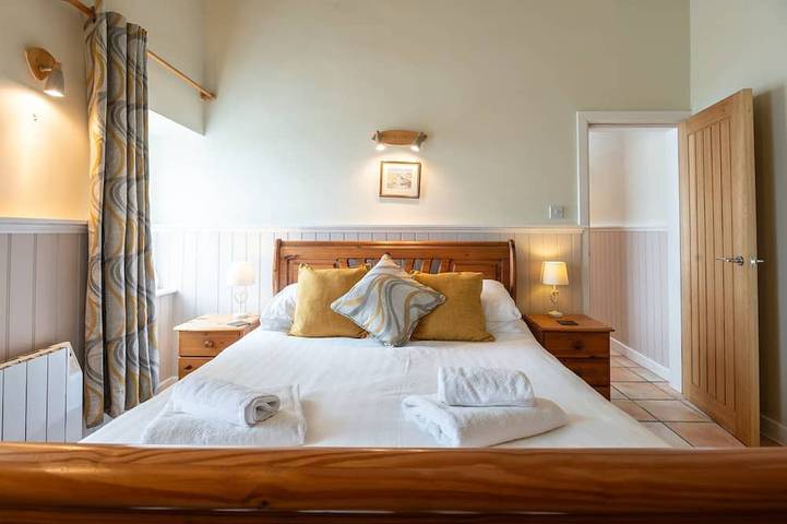 Glan Y Don Moelfre - sleeps 6 guests  in 3 bedrooms in Moelfre, Isle of Anglesey