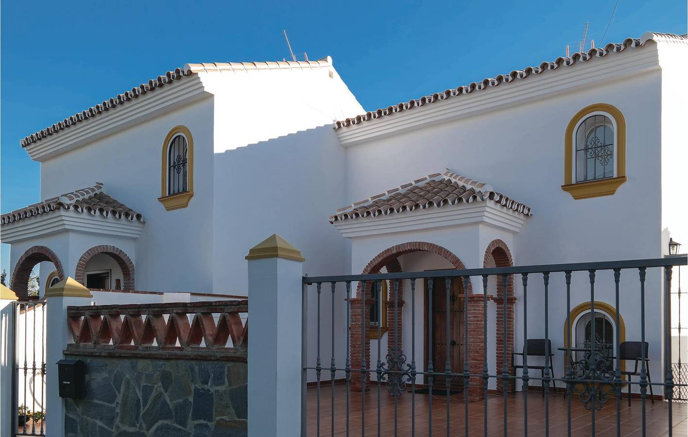 Entire holiday apartment, Luxury Apartment with Pool, Parking & AC - 1.5km to Beach in Fuengirola, Costa del Sol
