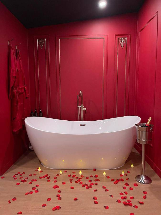Le boudoir rouge - Loveroom luxueuse pour couples in La Ferté-Gaucher, Seine-et-Marne