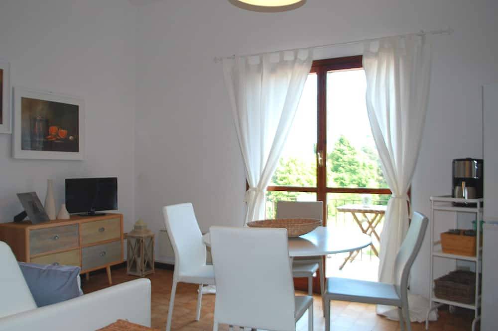 Entire apartment, Beautiful apartment close to the center with balcony and fantastic lake view in Prabione, Tignale