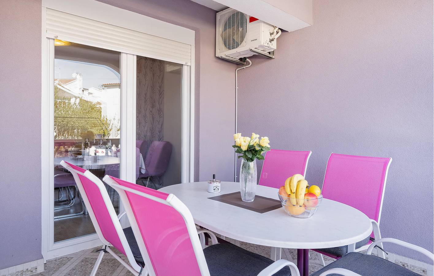 Ganze Ferienwohnung, Appartement am Strand mit WiFi, AC, Parkplatz und Terrasse in Vodice, Šibenik-Knin