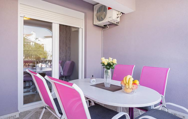 Ganze Ferienwohnung, Appartement am Strand mit WiFi, AC, Parkplatz und Terrasse in Vodice, Šibenik-Knin