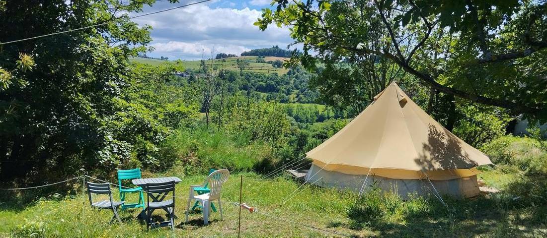 Location de vacances pour 4 personnes, avec vue ainsi que piscine et jardin à Chalencon