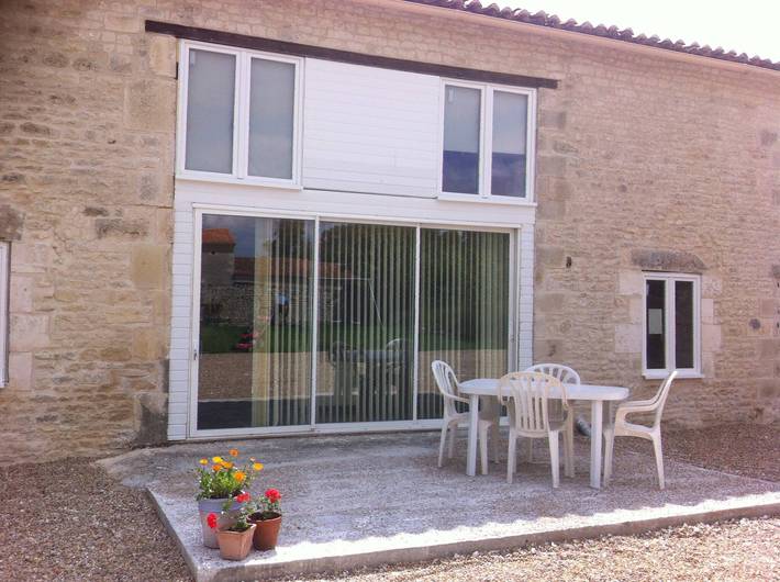 Location de vacances pour 8 personnes, avec terrasse et jardin à Dœuil-sur-le-Mignon