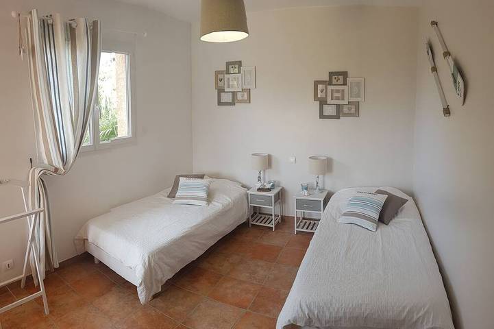Location de vacances pour 8 personnes, avec terrasse ainsi que jardin et jacuzzi dans Plage du Ruppione - 4