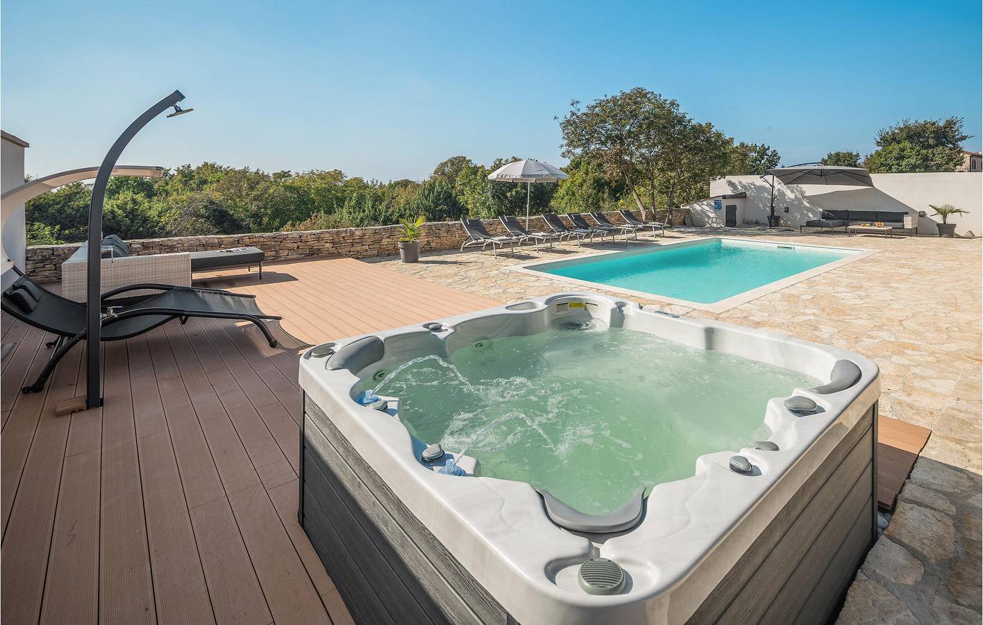 Charmante 2-Zimmer-Wohnung mit Terrasse, WLAN und Parkplatz in Jursici in Jursici, Svetvinčenat
