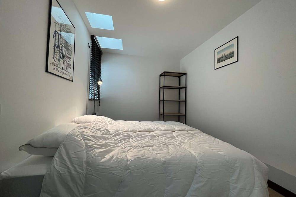 Entire apartment, Historic 1-Br Apt with Modern Amenities in Rochefort in Rochefort, Rochefort region