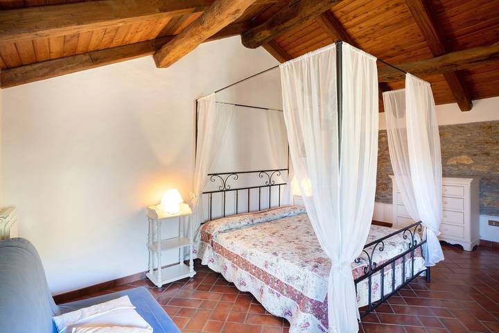 Geheel appartement, Appartement 'La Casa della nonna' met gedeeld zwembad, tuin en wifi in Vessalico, Ligurische Alpen