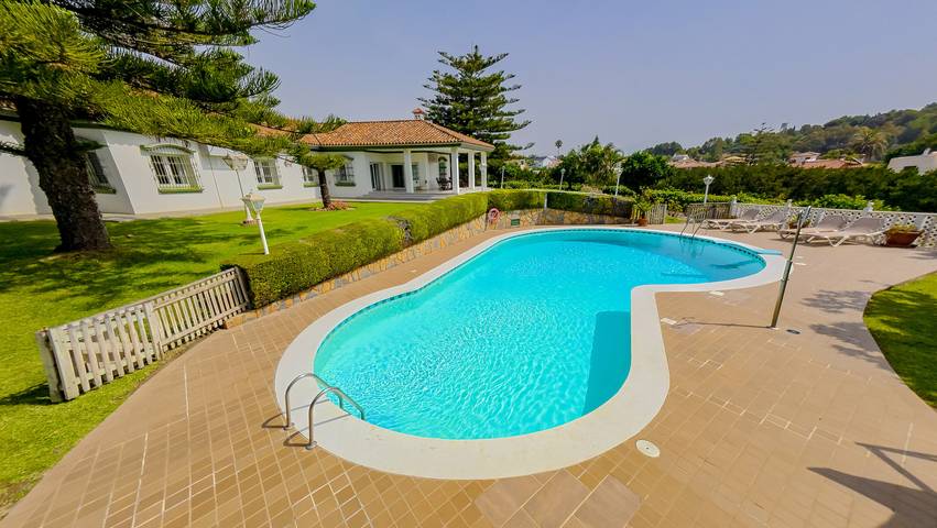 Casa rural para 15 personas, con vistas al mar y terraza además de jardín y vistas al lago en Torremolinos - 2