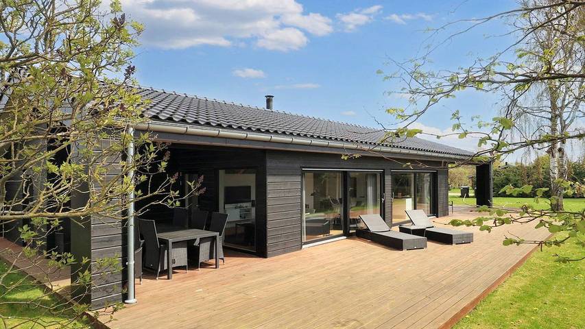 Ferienhaus für 8 Personen, mit Sauna und Whirlpool sowie Terrasse und Garten in Øster Hurup