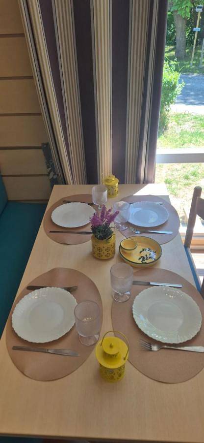 Camping pour 5 personnes, avec vue sur le lac et piscine ainsi que terrasse et vue dans l' Eure - 4