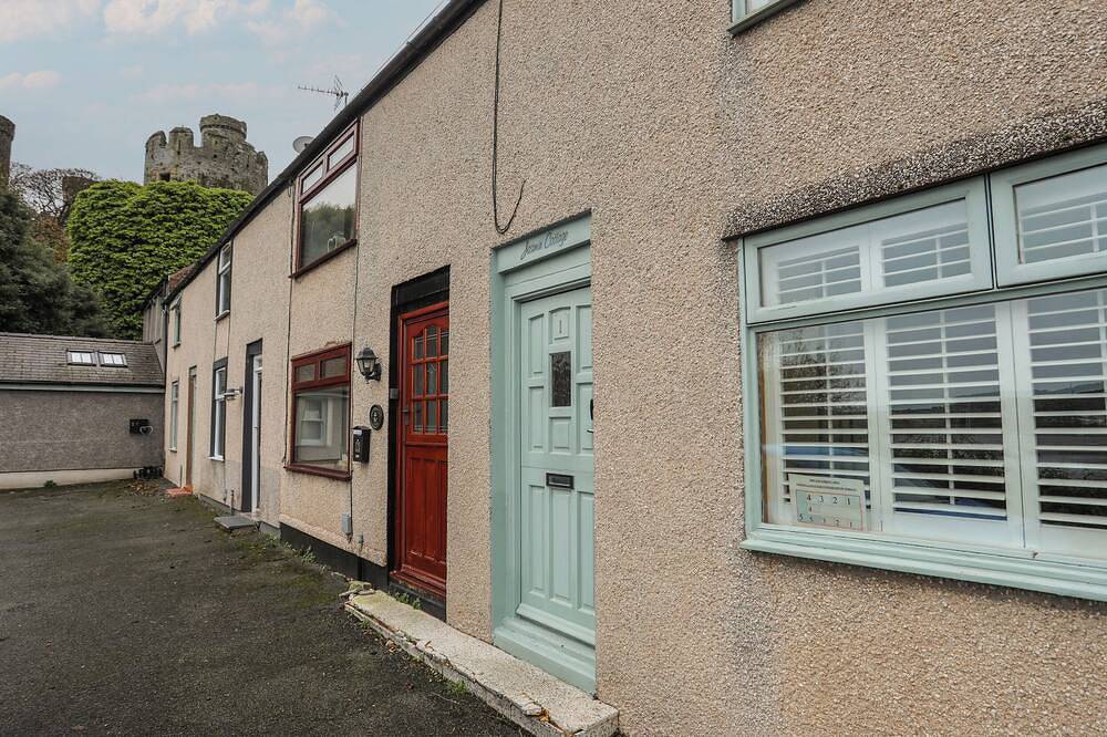 Jasmin Cottage, pet friendly, luxury holiday cottage in Conwy in Deganwy, Conwy region
