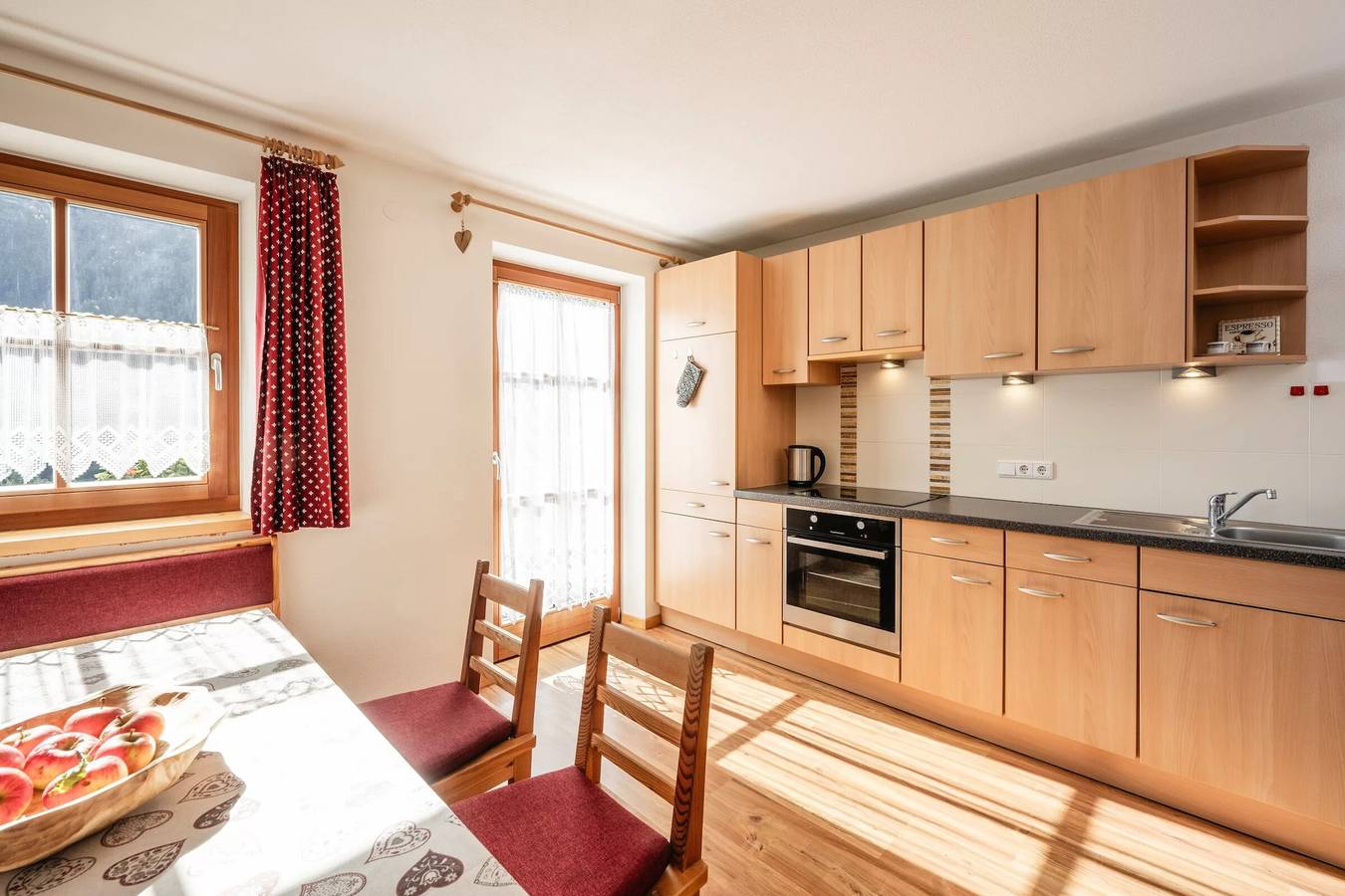 Entire apartment, Apartment 'Rieplechn App Bergblick' with Mountain View, Shared Garden and Wi-Fi in Sand in Taufers, Kronplatz