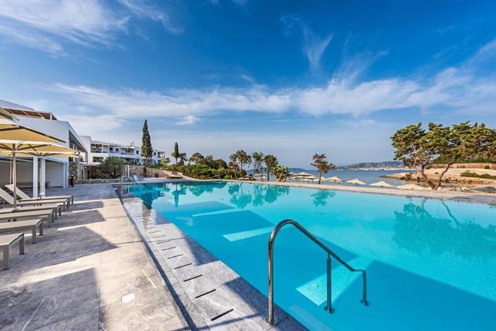 Appart’hôtel pour 2 personnes, avec Balcon et Terrasse ainsi que Jardin et Bassin pour enfant