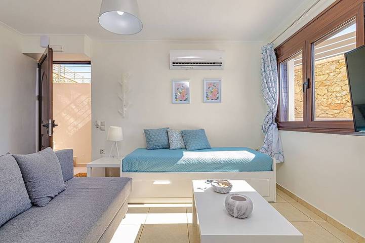 Entire apartment, Apartment Lia with private pool and amazing view! in Chania region