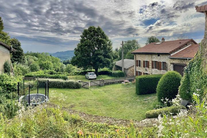 Location de vacances pour 8 personnes, avec jardin et terrasse à Saint-Victor-Montvianeix