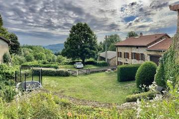 Location de vacances pour 8 personnes, avec terrasse et jardin à Saint-Victor-Montvianeix