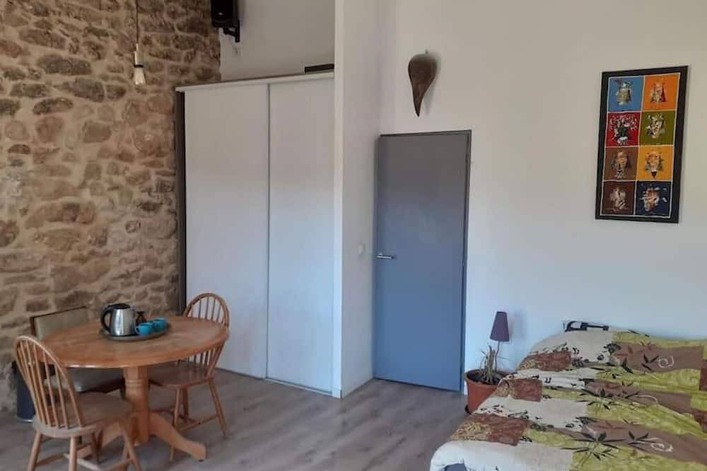 Old restored village house with terrace in Jouques, Region de Aix-en-Provence