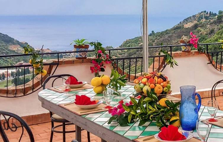 Apartamento con vistas al mar, piscina y aparcamiento, a 2 km de la playa in Gioiosa Marea, Provincia de Messina