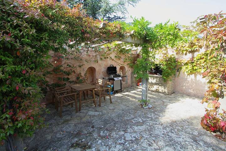 Gîte pour 4 personnes, avec jardin ainsi que terrasse et piscine, animaux acceptés à Maubec - 4