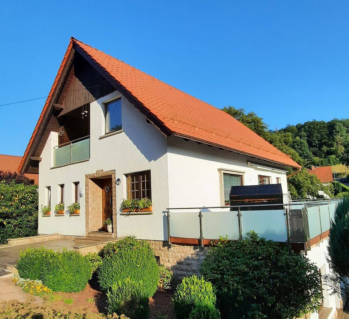 Ganze Ferienwohnung, Ferienwohnung am Rennsteig bei Eisenach - Fw mit Wohnzimmer, Schlafzimmer mit Boxspringbett und Dusche/Wc, E-Ladestation in Wartburg, Wolfsburg-Unkeroda