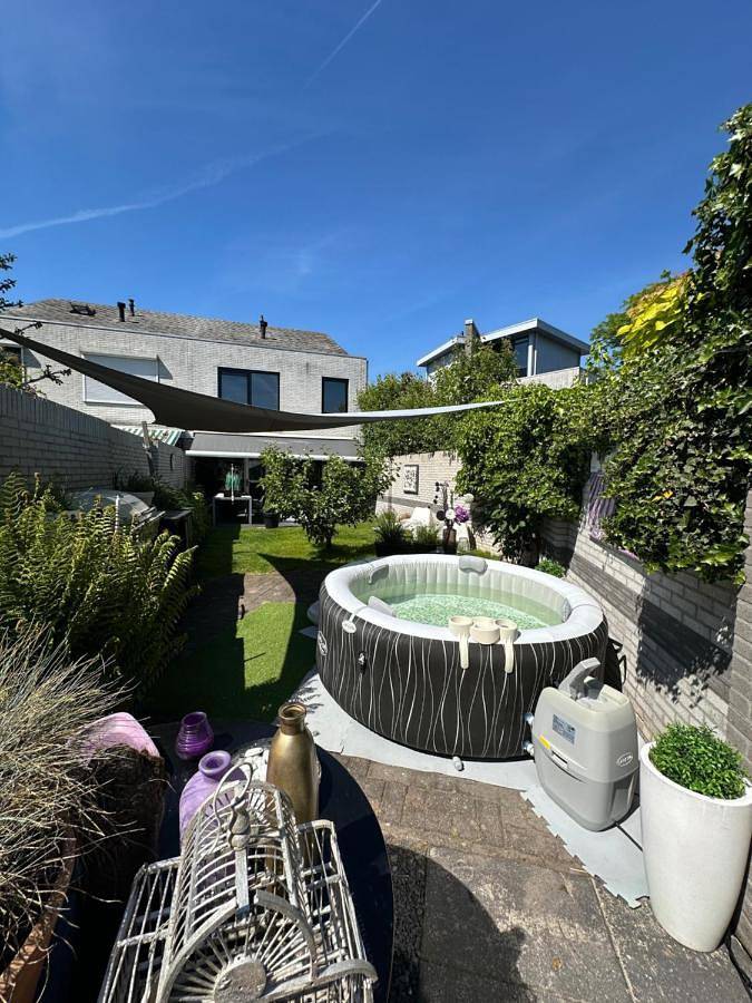 Vakantiehuis voor 4 personen, with Whirlpool and Terras as well as Tuin and Uitzicht in Waalwijk
