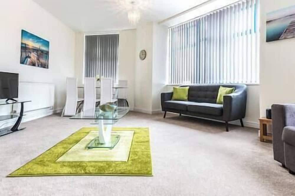 Entire apartment, Comfortable Swindon 2 bedroom Town Centre Apartment with en-suite, Free Parking in Swindon, North Wessex Downs