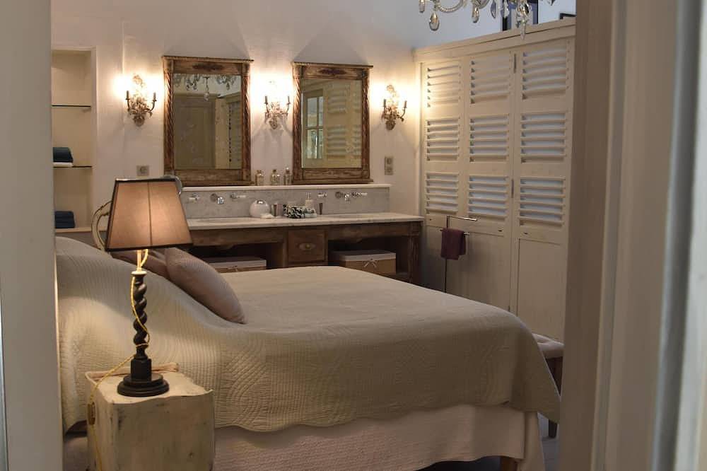 Charming And Standing Rental In Provence \nin the heart of a family estate in Lagnes, Parc naturel régional du Luberon